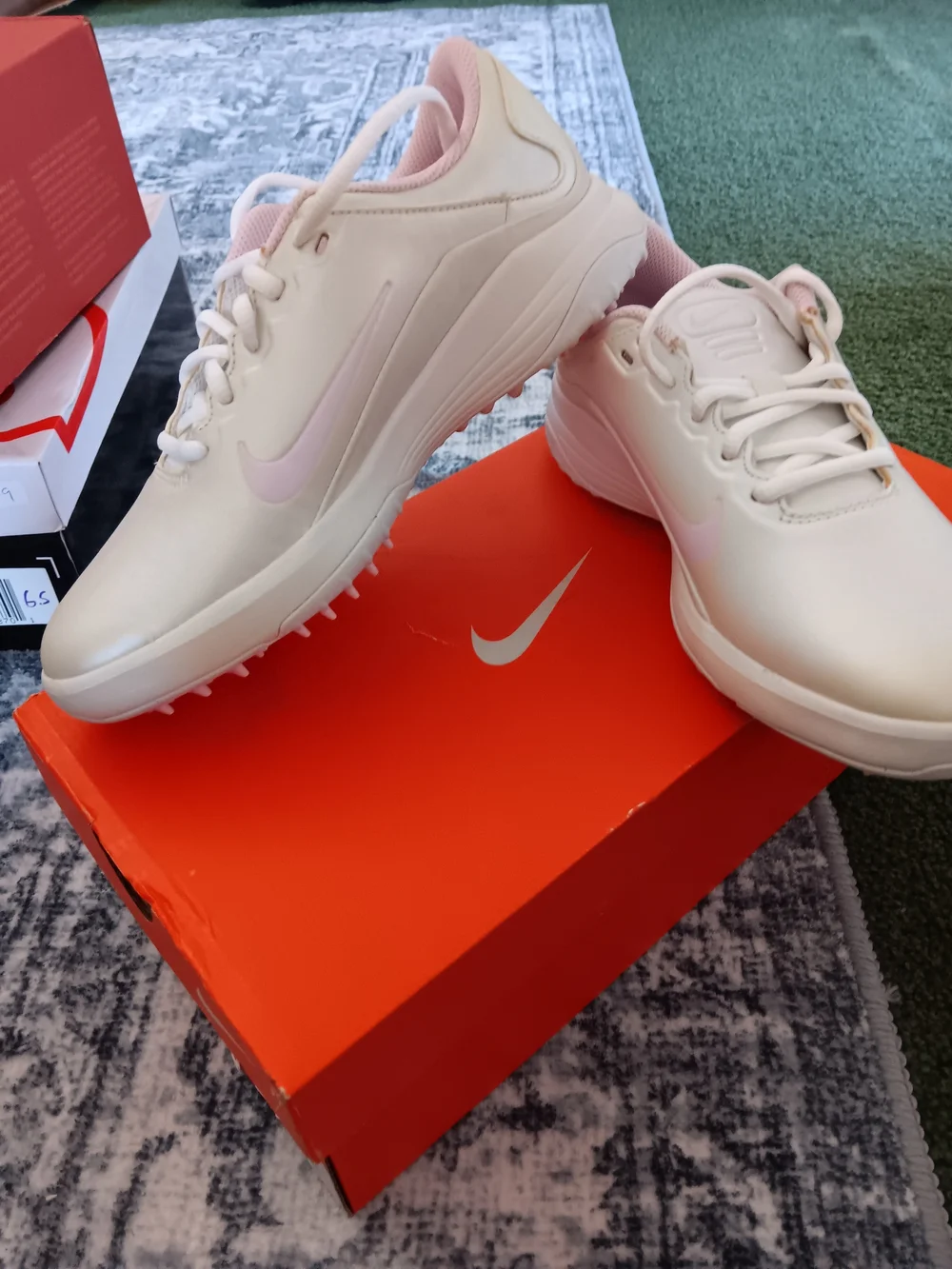 Nike Women’s White/Pink Casual Golf Shoes 6-6.5